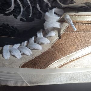 ShuShop Beige and White Low-Top Sneakers with Side Zip